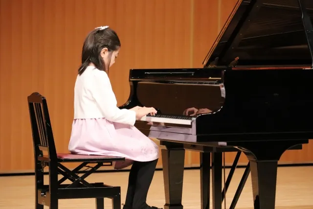 ピアノを弾く子供