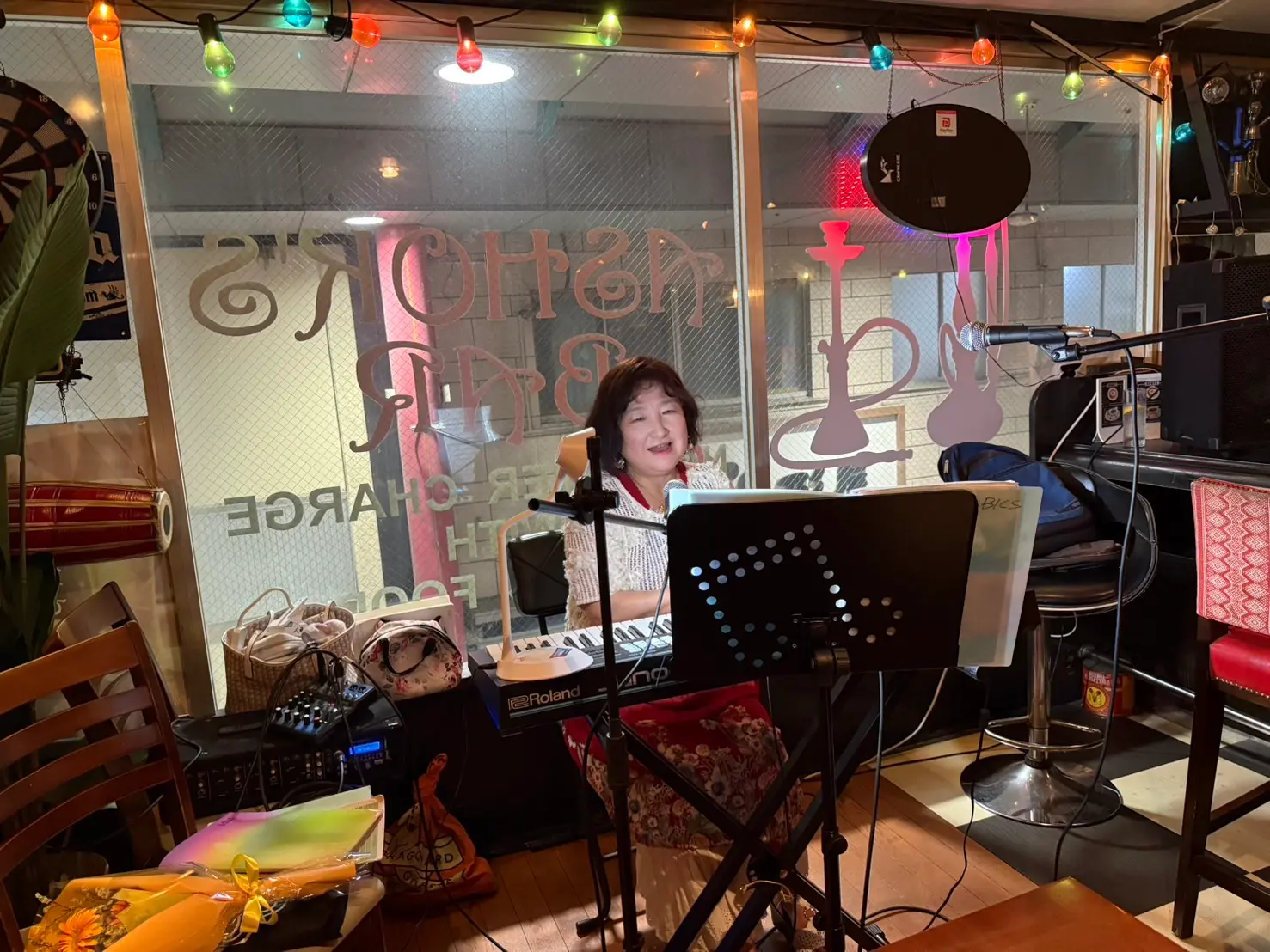 ライブで演奏する様子