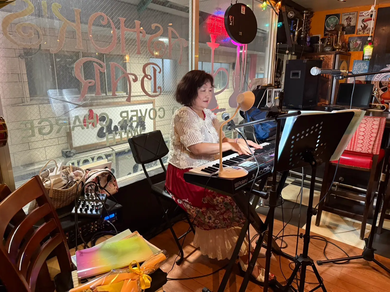 ライブで演奏する様子