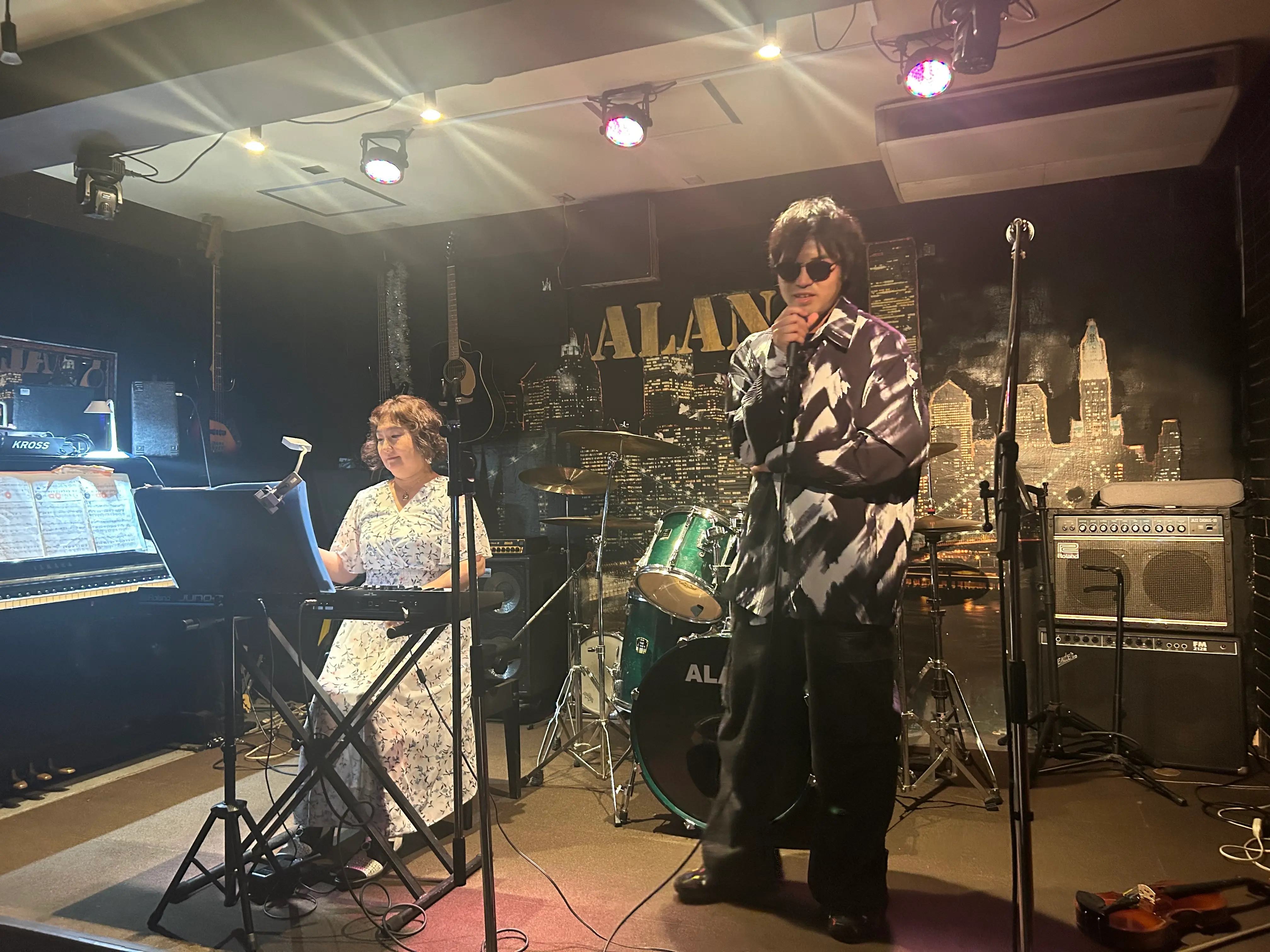 ライブで演奏する様子