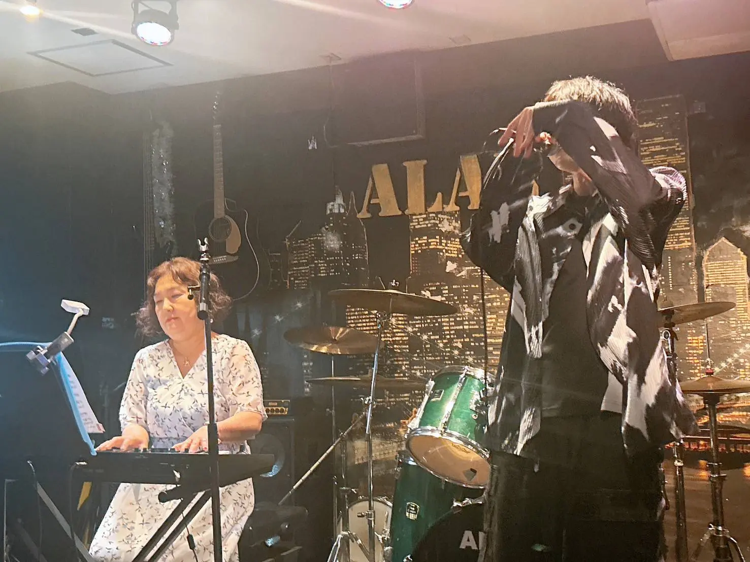 ライブで演奏する様子