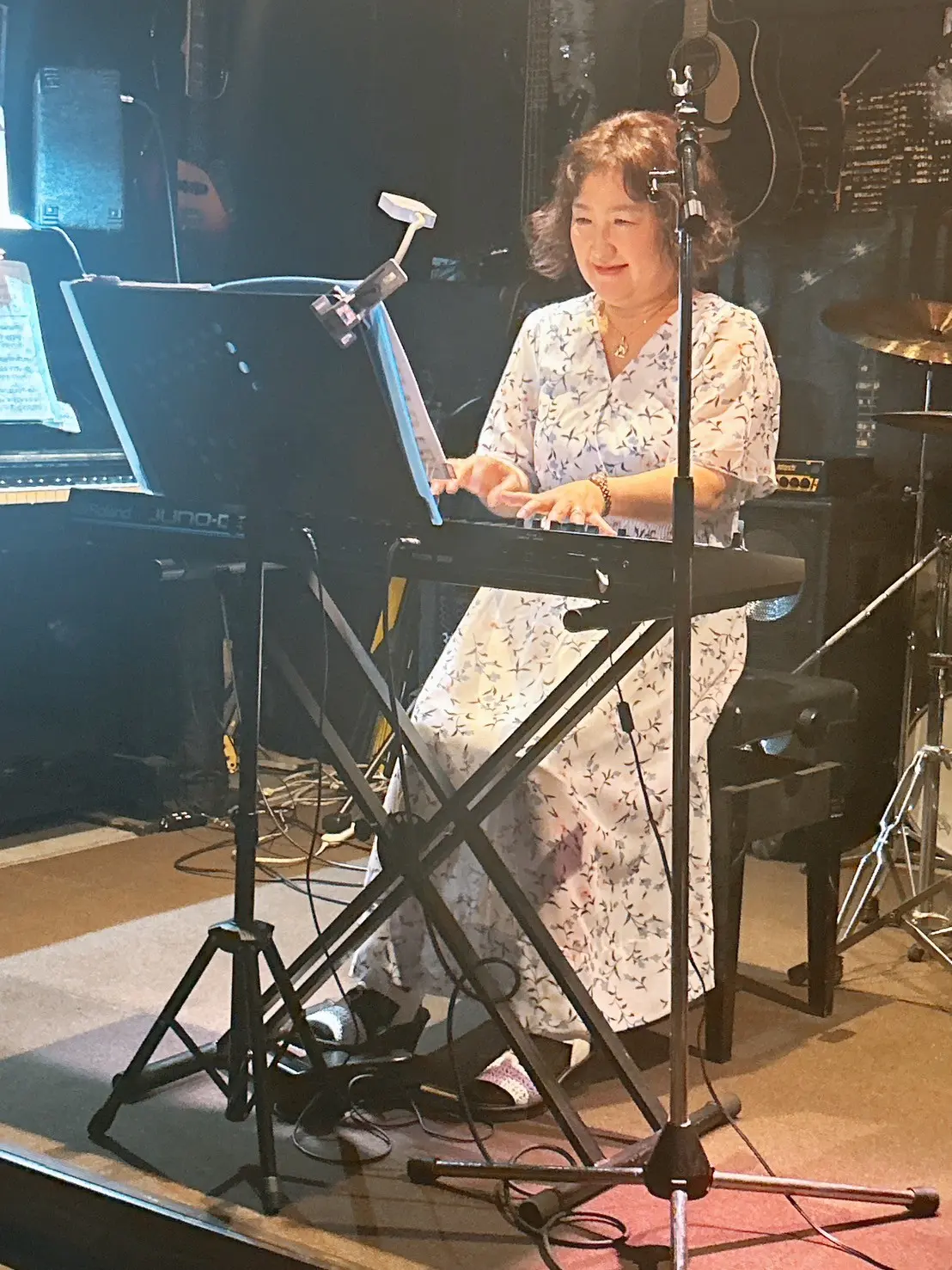 ライブで演奏する様子