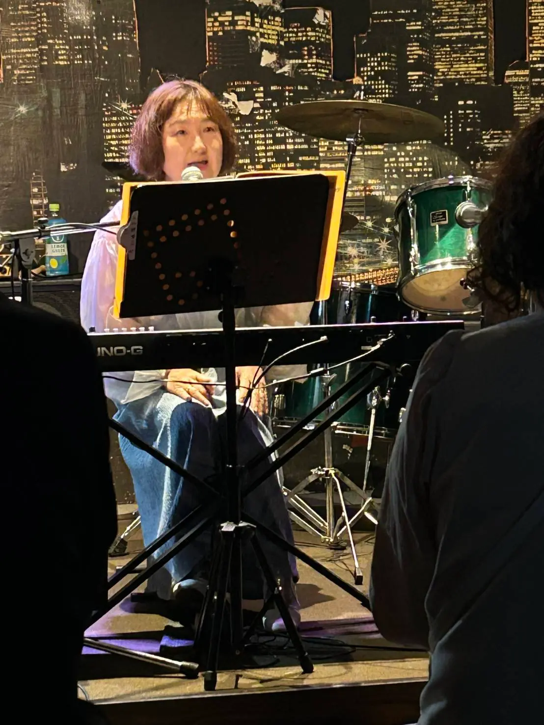 ライブで演奏する様子